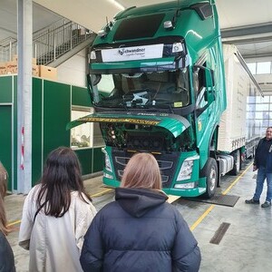 Die Klasse 8a besucht Schwandner Logistik