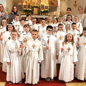 19 Kinder feiern in der Pfarreiengemeinschaft Trausnitz 1. Hl. Kommunion