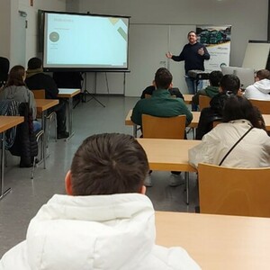 Die Klasse 8a besucht Schwandner Logistik