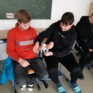 Ausbildung von Schülerinnen und Schülern der M8-Klassen in Erster Hilfe