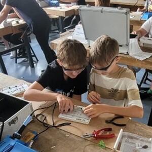Fünftklässler entdecken mit Begeisterung Technik beim SET-Projekt