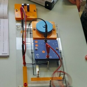 Die Klasse 9a experimentiert zu erneuerbaren Energien