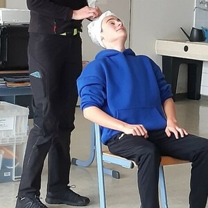 Ausbildung von Schülerinnen und Schülern der M8-Klassen in Erster Hilfe