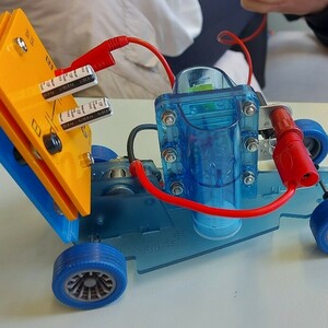 Die Klasse 9a experimentiert zu erneuerbaren Energien