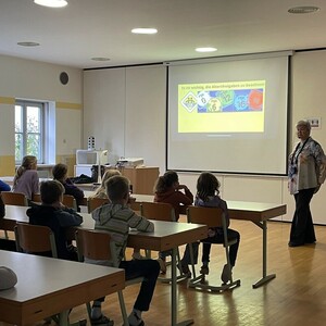 Medienkompetenz im Fokus – Besuch von der „Computermaus“ Frau Zwicknagel 