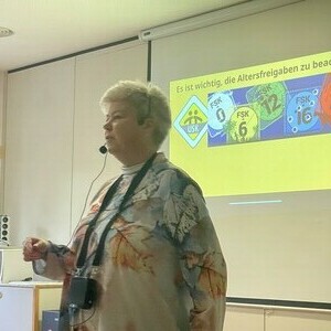 Medienkompetenz im Fokus – Besuch von der „Computermaus“ Frau Zwicknagel 
