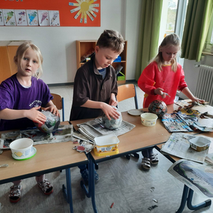 Ostereier aus Papiermaché - Upcycling der ersten Klassen