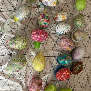 Ostereier aus Papiermaché - Upcycling der ersten Klassen
